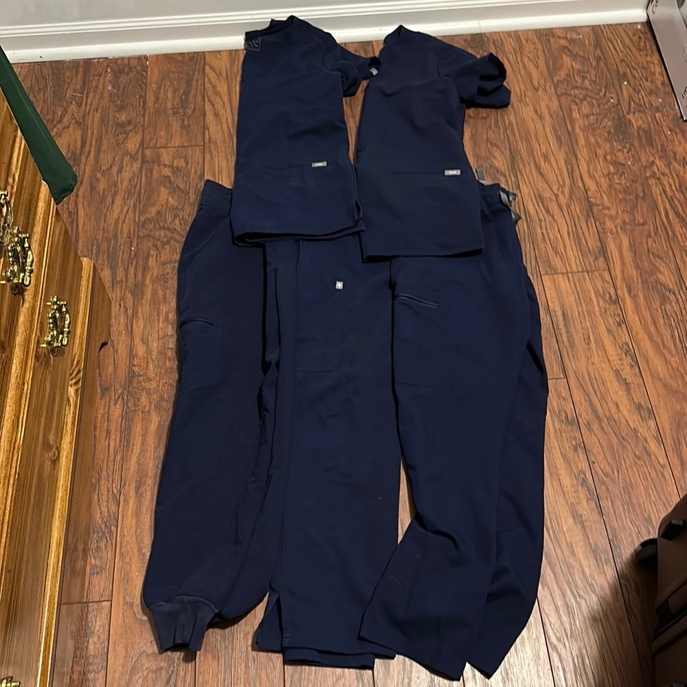 Figs women xs petite. 2 scrub tops. 1 jogger, 1 cargo, 1 skinny(?) used.
